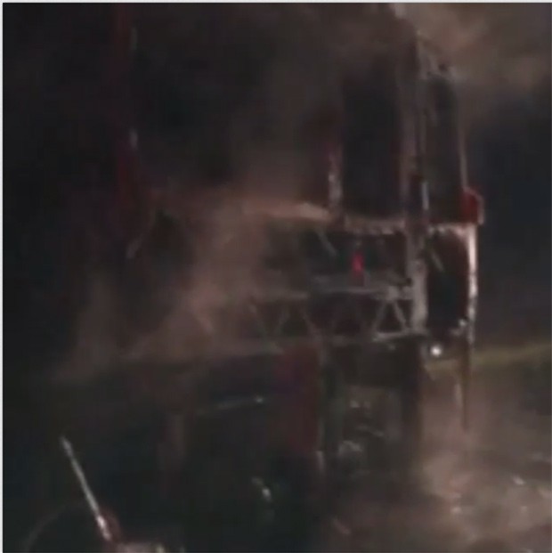 Ônibus da Miley Cyrus pega fogo (Foto: Reprodução/ Instagram)