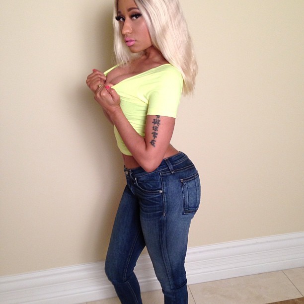 Nicki Minaj posa com look sexy (Foto: Instagram/ Reprodução)