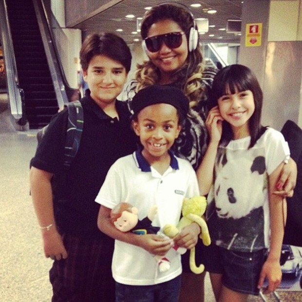 Gaby Amarantos posta foto com as crianças de "Carrossel" (Foto: Instagram / Reprodução)