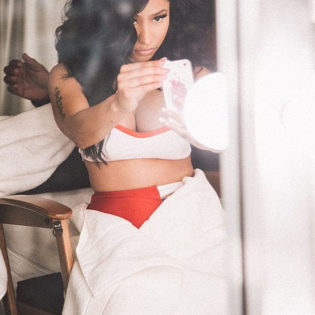 Nicki Minaj posa com look sensual (Foto: Instagram/ Reprodução)