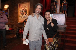 Regina Casé com o marido, Estevão Ciavatta, em show no Rio (Foto: Foto Rio News)