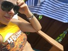 Adriane Galisteu exibe barriga chapada em férias na Disney