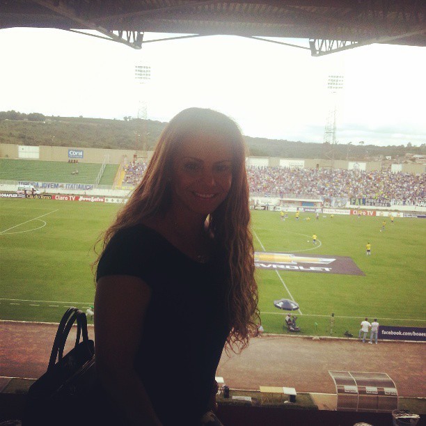 Viviane Araújo assiste a jogo de futebol (Foto: Reprodução/ Instagram)