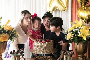 Wesley Safadão, com Thyane Dantas e os filhos (Foto: Reprodução/Instagram)