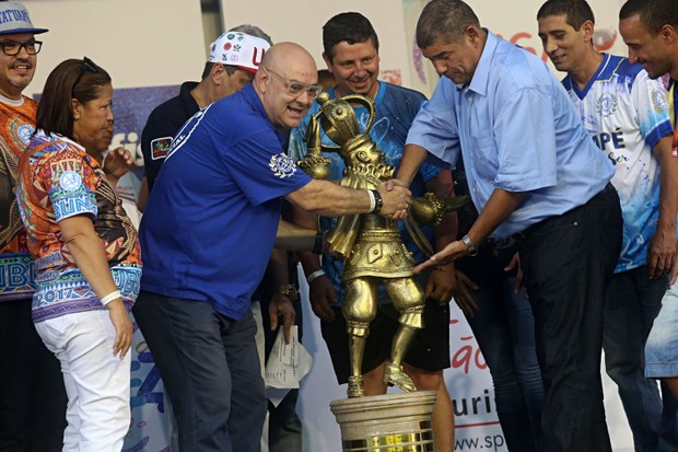 Presidente com trofeu - apuração carnaval SP (Foto: Celso Tavares / EGO)