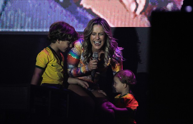 Claudia Leitte com os filhos (Foto: Amauri Nehn / Foto Rio News)