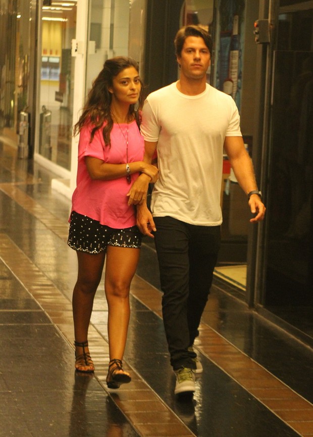 Juliana Paes vai ao cinema com seu marido em shopping da Zona Sul, RJ (Foto: Daniel Delmiro / AgNews)