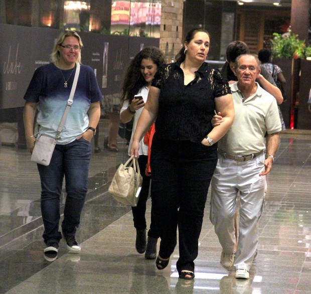 Renato Aragão com a mulher, Lilian, e a filha, Livian, em shopping no Rio (Foto: Marcus Pavão/ Ag. News)