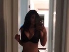 Kylie Jenner sensualiza na rede social e posa de calcinha e sutiã