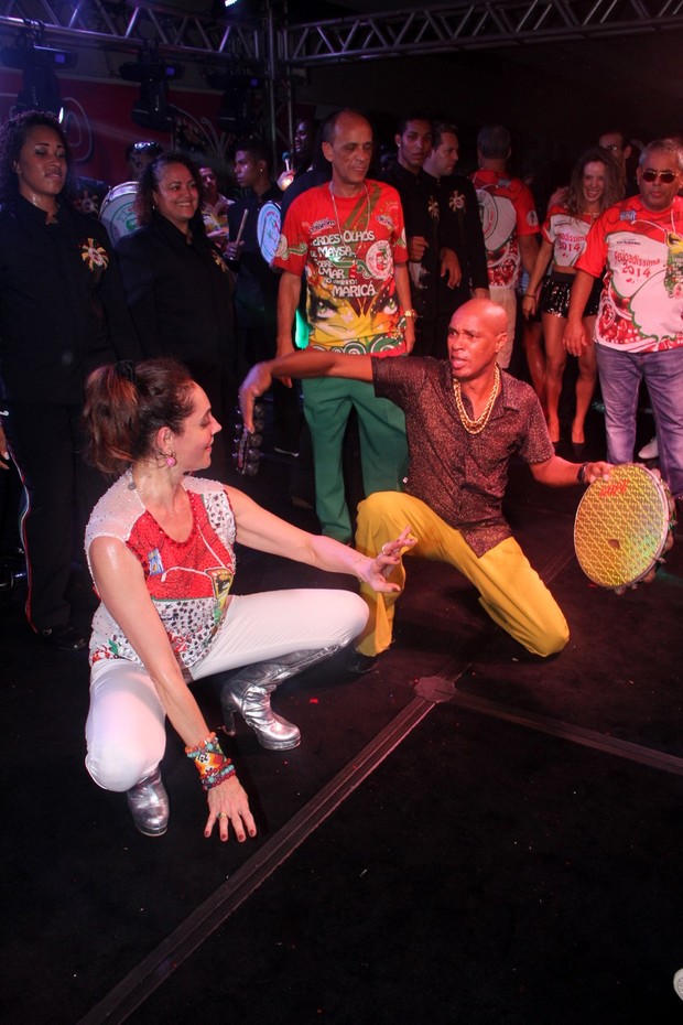 Christiane Torloni dança na feijoada da Grande Rio (Foto: Alex Palarea/AgNews e Rodrigo dos Anjos)