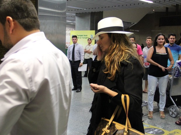 Giovanna Antonelli em aeroporto no Rio (Foto: Rogério Fidalgo/ Ag. News)