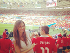 Daniella Collet, mulher de jogador chileno, comemora em estádio