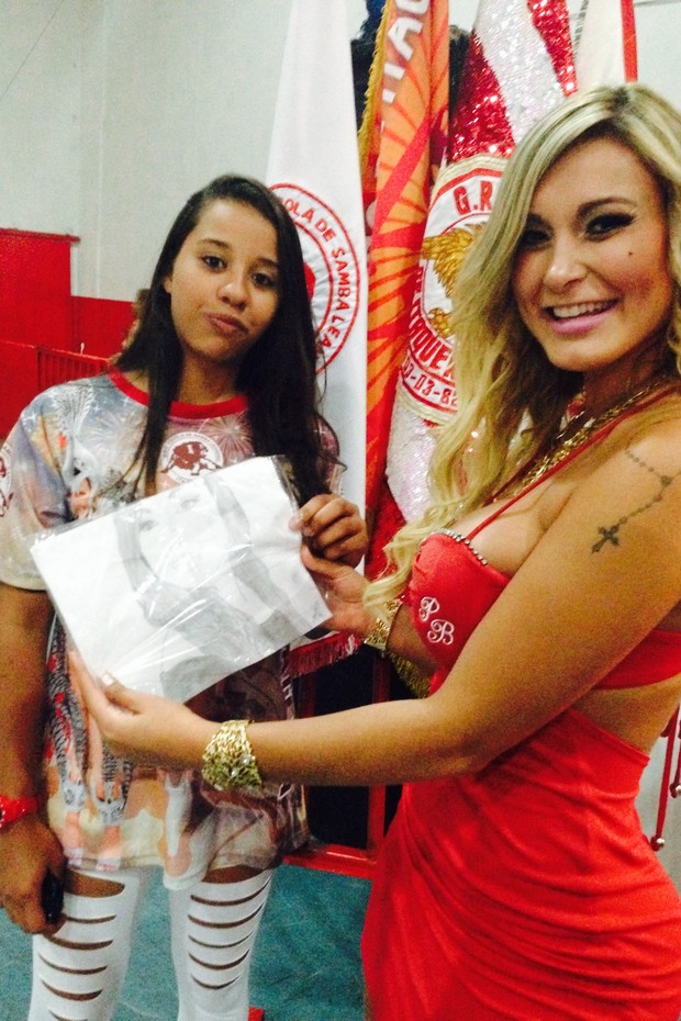 Andressa Urach mostra presente que ganhou de fã (Foto: Cacau Oliver/Divulgação)