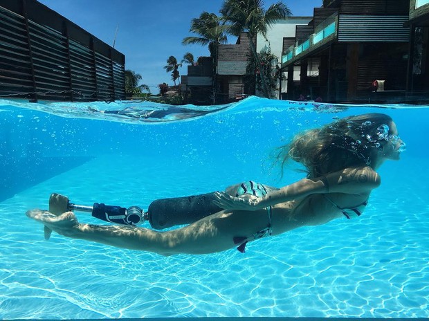 Modelo Paola Antonini, apontada como musa da Paralimpíada 2016, mostra mergulho em piscina paradisíaca. (Foto: Reprodução do Instagram)