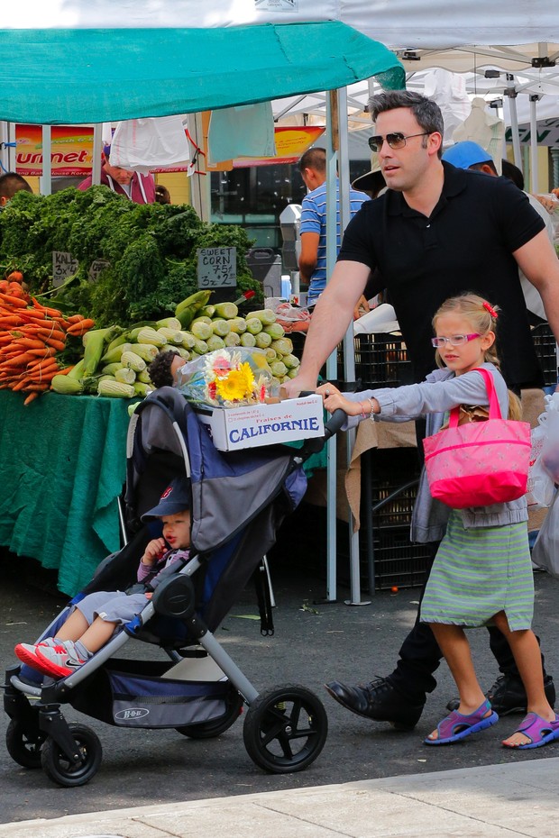Ben Affleck com os filhos Samuel e Violet (Foto: bebey-globo-hero/x17online.com)