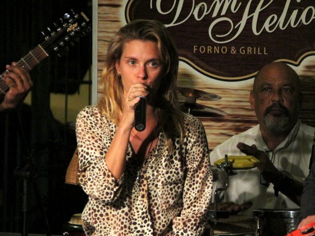 Carolina Dieckmann canta em restaurante no Rio (Foto: Marcus Pavão/ Ag. News)