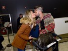 Giovanna Ewbank e Bruno Gagliasso trocam beijos em aeroporto de SP