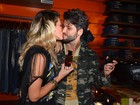 Giovanna Ewbank e Bruno Gagliasso se beijam em lançamento de moda