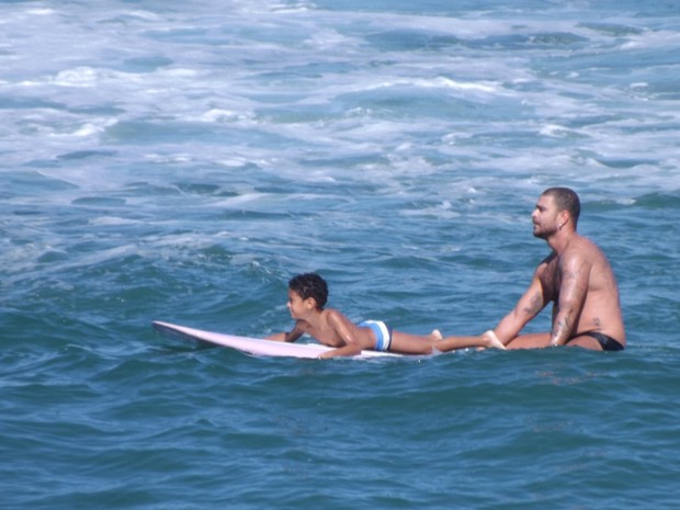 Diogo Nogueira com o filho em praia na Zona Oeste do Rio (Foto: Jorge Pinheiro/ Foto Rio News)