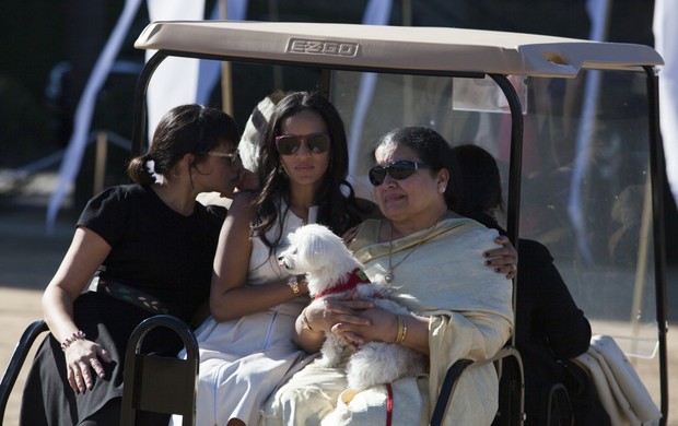 Filhas Norah Jones e Anoushka Shankar e esposa, Sukanya Rajan, deixam memorial de Ravi Shankar (Foto: Reuters)