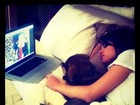 Doente, Selena Gomez posta foto deitada na cama com cachorro