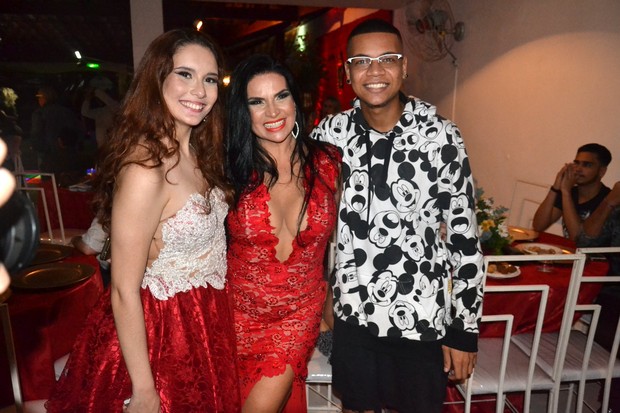 Stephanie Gomes, Solange Gomes e Duduzinho (Foto: Webert Belicio/Brazil News)
