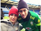 Neymar tira foto com o neto de Susana Vieira em Londres