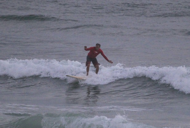 Humberto Martins surfa em praia no RJ (Foto: Delson Silva / Agnews)