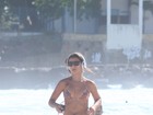 Paula Morais corre na praia e toma banho de mar