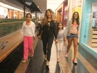 Elba Ramalho passeia com as suas três Marias em shopping carioca