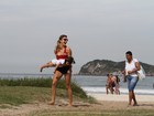 Momento fofura: Grazi e a filha Sofia aproveitam tarde em praia do Rio