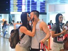 Belo e Gracyanne Barbosa trocam beijos ao embarcar em aeroporto