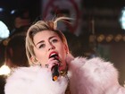 De casaco e barriga de fora, Miley Cyrus anima réveillon em Nova York
