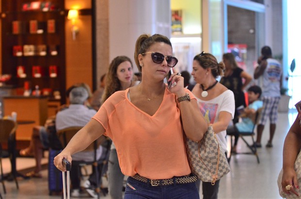 Viviane Araújo no aeroporto (Foto: William Oda/ Ag. News)