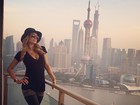 Paris Hilton aparece decotada em Xangai
