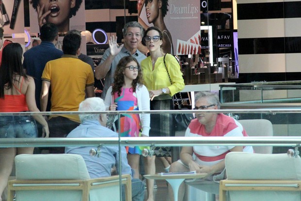 Boninho com sua esposa Ana Furtado e filha passeiam por shopping (Foto: J Humberto / AgNews / Divulgação )