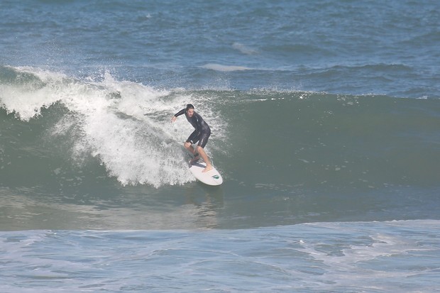 Vladimir Brichta surfa na Prainha (Foto: Dilson Silva / Agnews)