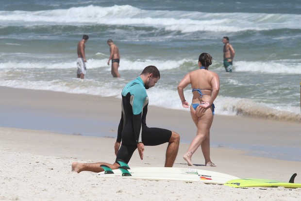 Cauã Reymond surfando na praia da Barra da Tijuca, RJ (Foto: Wallace Barbosa/AgNews)