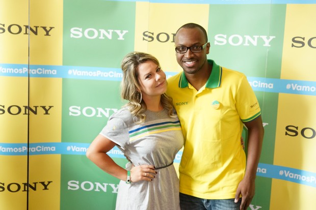 Fernanda Souza e Thiaguinho no Ponto de Encontro de encontro Sony do jogo Brasil x Alemanha - BH (Foto: Sony Produtora 7)