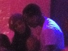 Chris Brown e Nicole Scherzinger trocam beijos em boate