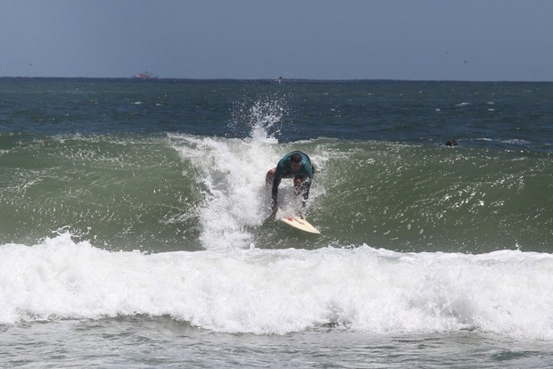 Cauã Reymond surfando na praia da Barra da Tijuca, RJ (Foto: Wallace Barbosa/AgNews)