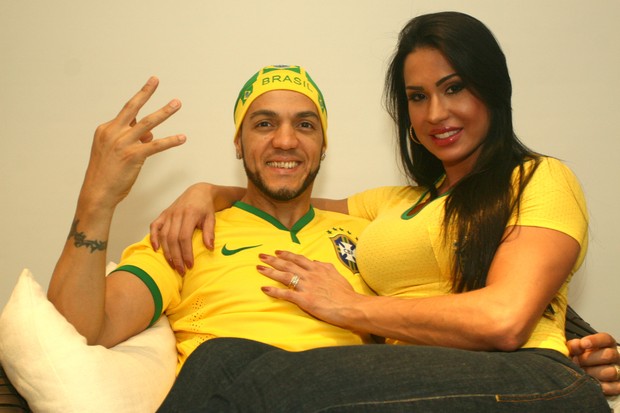 Belo e Gracyanne a torcida pelo Brasil contra a Colômbia (Foto: Divulgação)