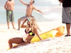 Karina Bacchi esbanja boa forma e exibe barriga sarada em praia do Rio