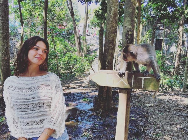 Isis Valverde posa com macaco na Indonésia (Foto: Reprodução/Instagram)