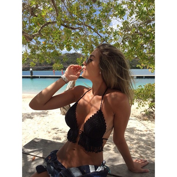 Bruna Santana na praia (Foto: Reprodução/Instagram)