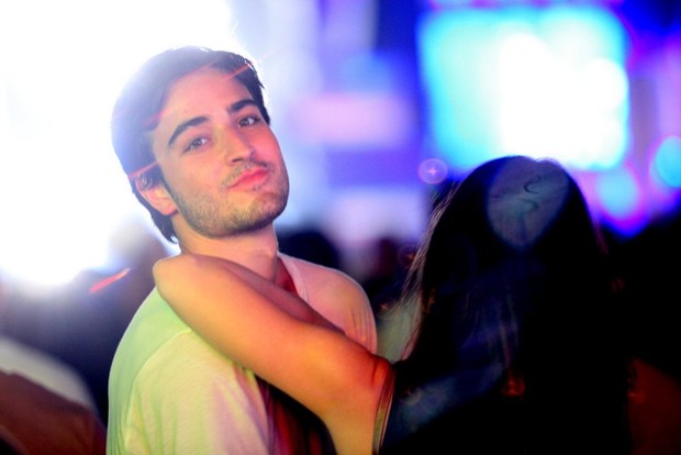 Sthefany Britto beijando o namorado no Rock in Rio (Foto: Claudio Andrade/ Foto Rio News)