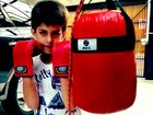 Henri Castelli posta foto do filho, Lucas, lutando boxe
