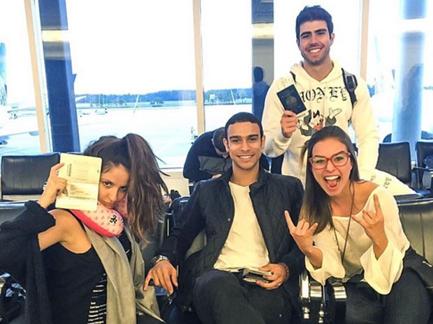 Amanda de Godoi, Sergio Malheiros, Juliano Laham e Laryssa Ayres em aeroporto rumo aos Estados Unidos (Foto: Instagram/ Reprodução)