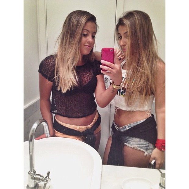 Danielle Favatto, filha do ex-jogador Romário, posa com amiga (Foto: Instagram/ Reprodução)