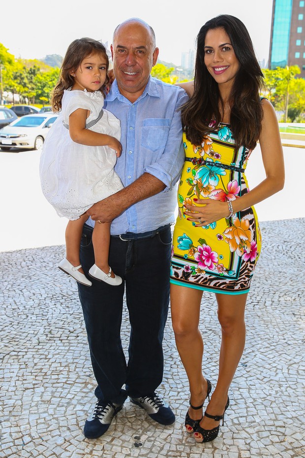 Daniela Albuquerque com Amilcare Dalevo Jr. e a filha Alice (Foto: Manuela Scarpa/Photo Rio News)